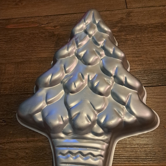 VINTAGE 1972 WILTON ALUMINUM CHRISTMAS TREE CAKE PAN MOLD 502-1107 Holiday - Picture 3 of 4